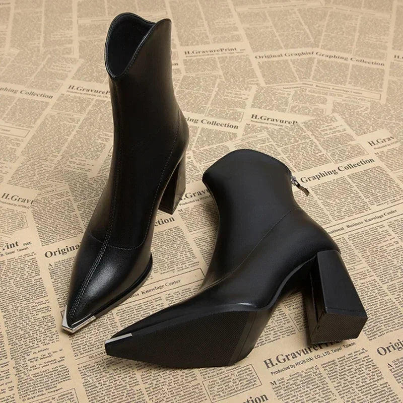Noxé | Botines Chelsea Elegantes con Punta Cromada