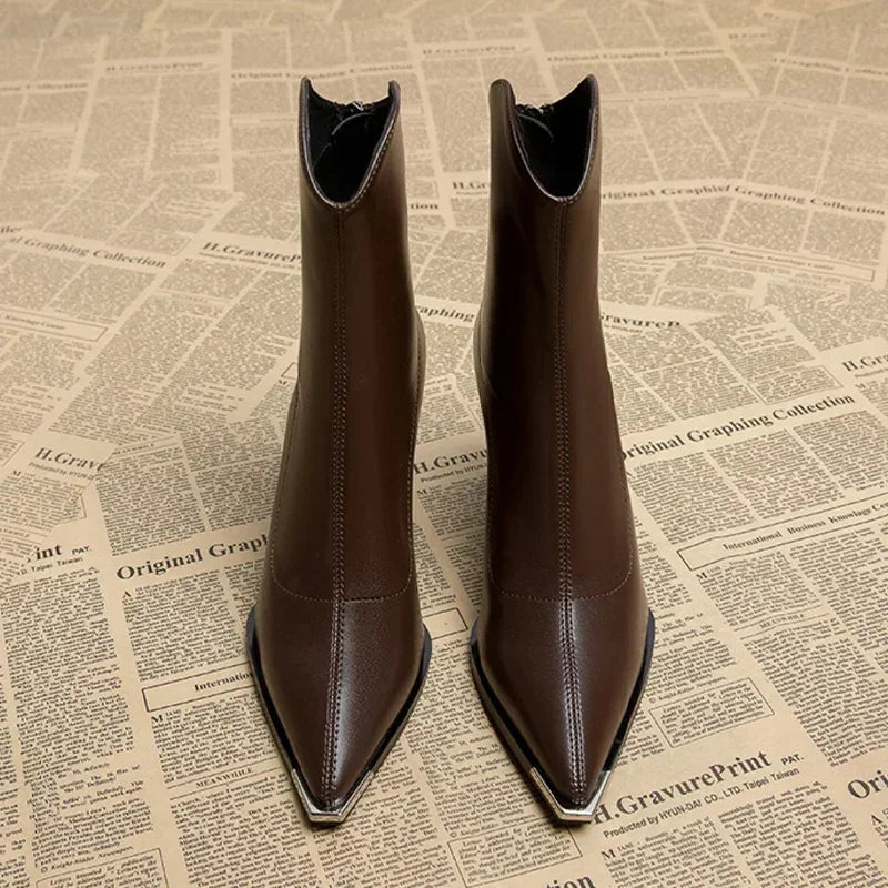 Noxé | Botines Chelsea Elegantes con Punta Cromada