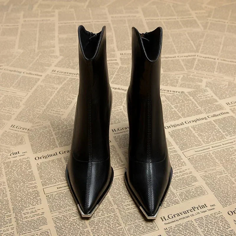 Noxé | Botines Chelsea Elegantes con Punta Cromada