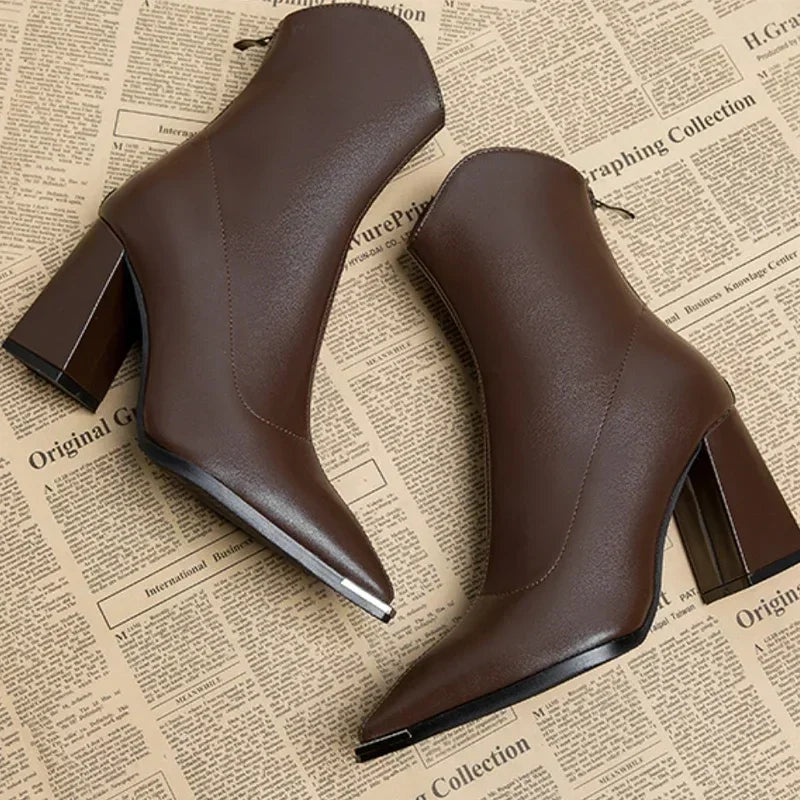 Noxé | Botines Chelsea Elegantes con Punta Cromada