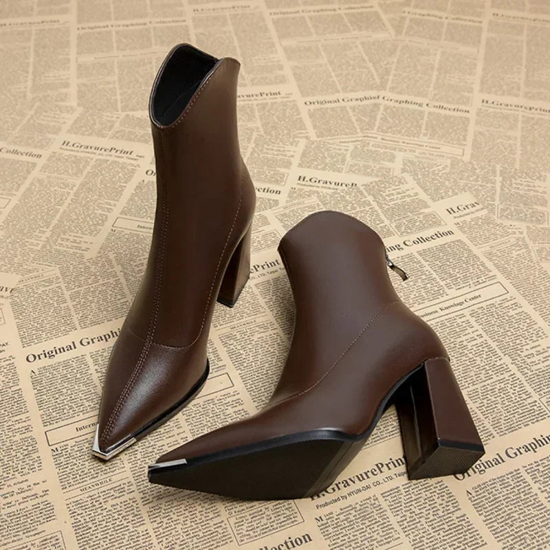 Noxé | Botines Chelsea Elegantes con Punta Cromada