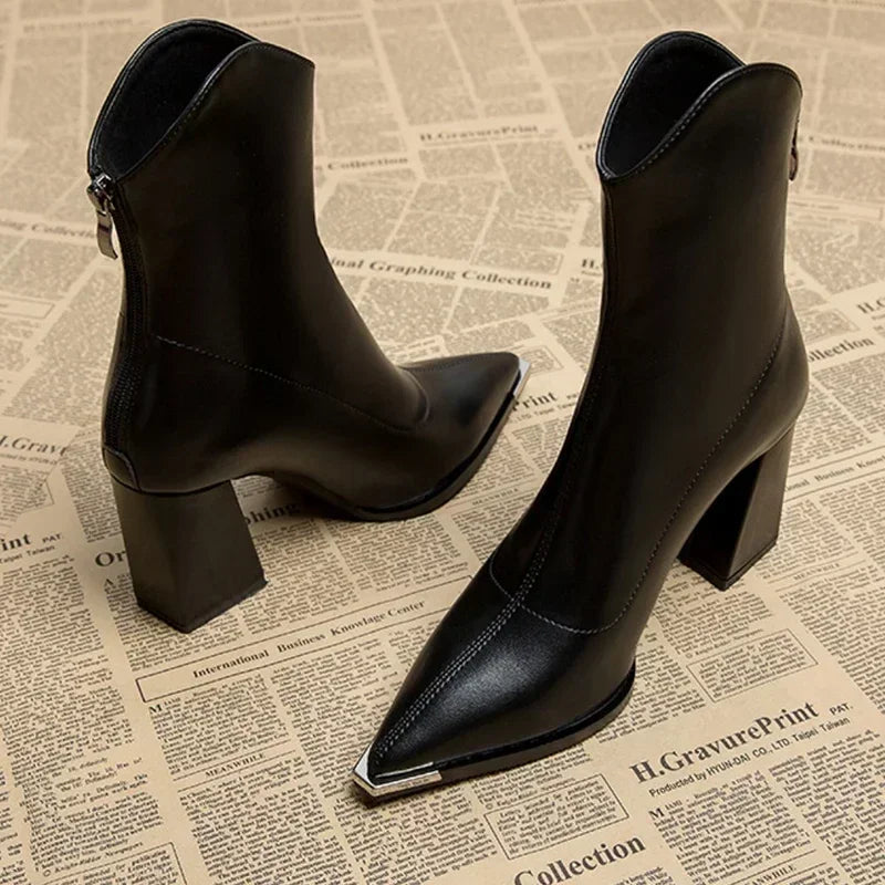 Noxé | Botines Chelsea Elegantes con Punta Cromada