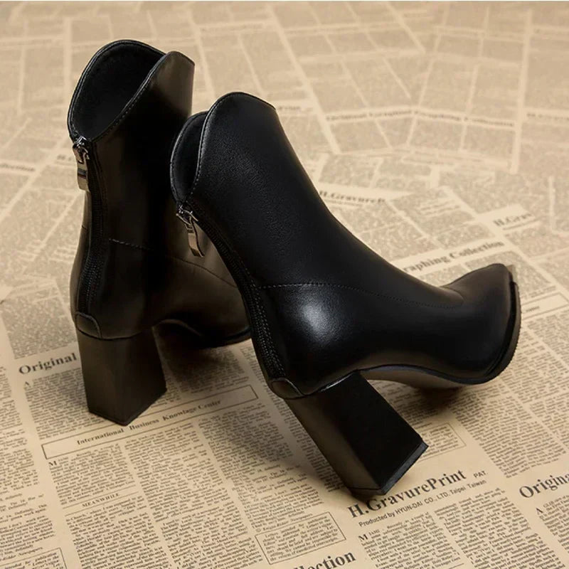 Noxé | Botines Chelsea Elegantes con Punta Cromada