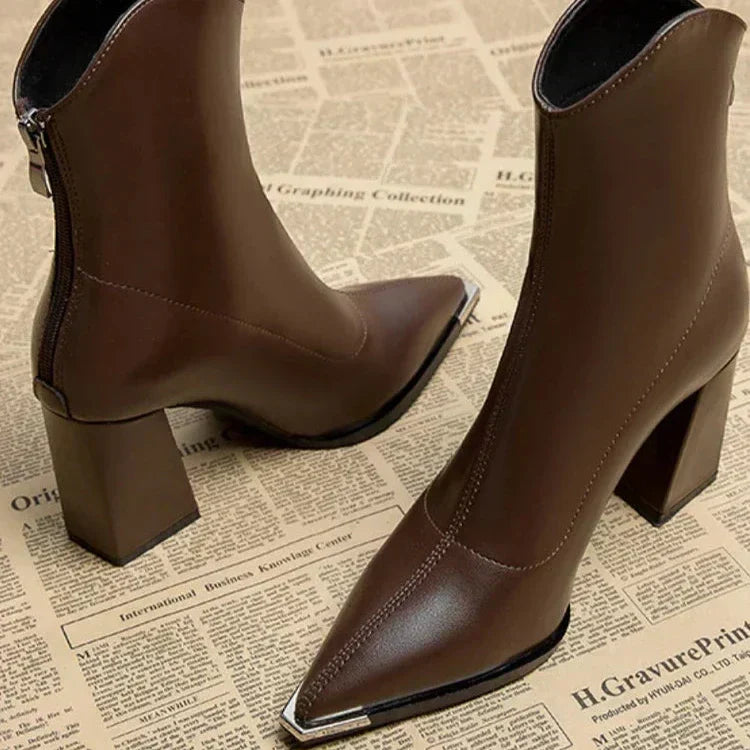 Noxé | Botines Chelsea Elegantes con Punta Cromada