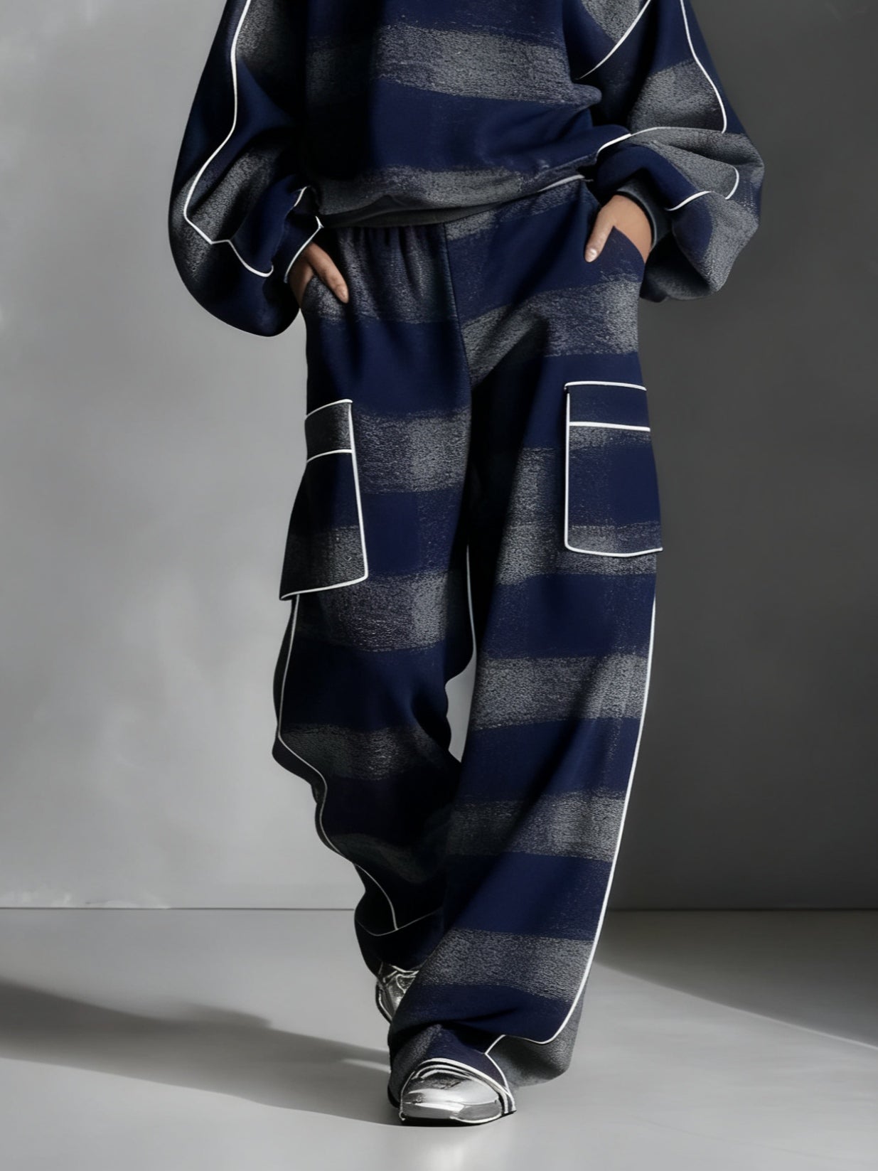 Sudadera a rayas azul y gris con pantalones casuales de dos piezas