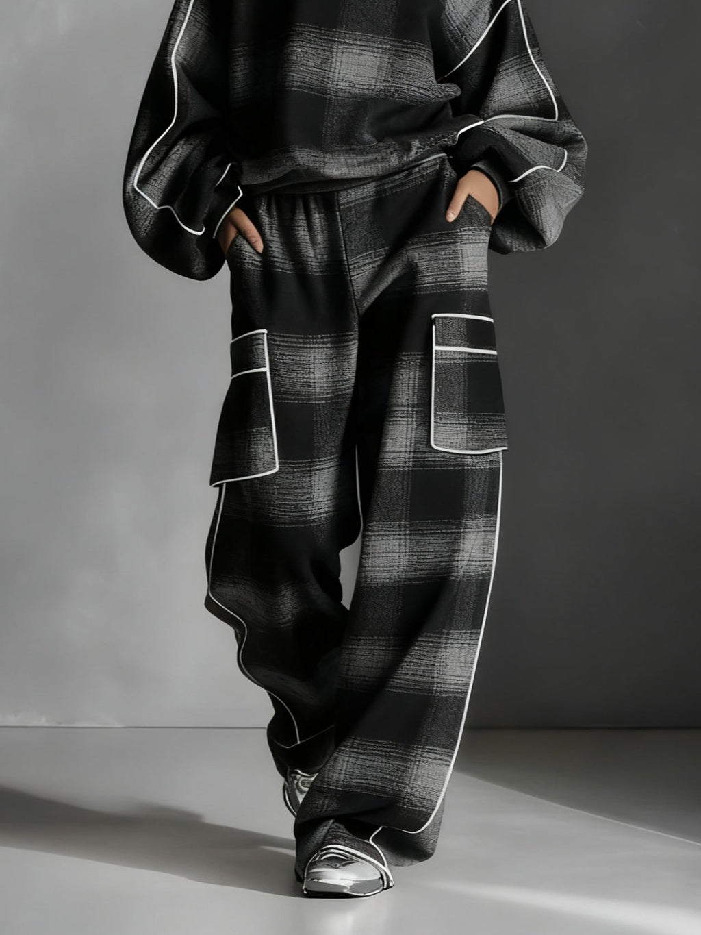 Sudadera a rayas en negro y gris con pantalones casuales, conjunto de dos piezas
