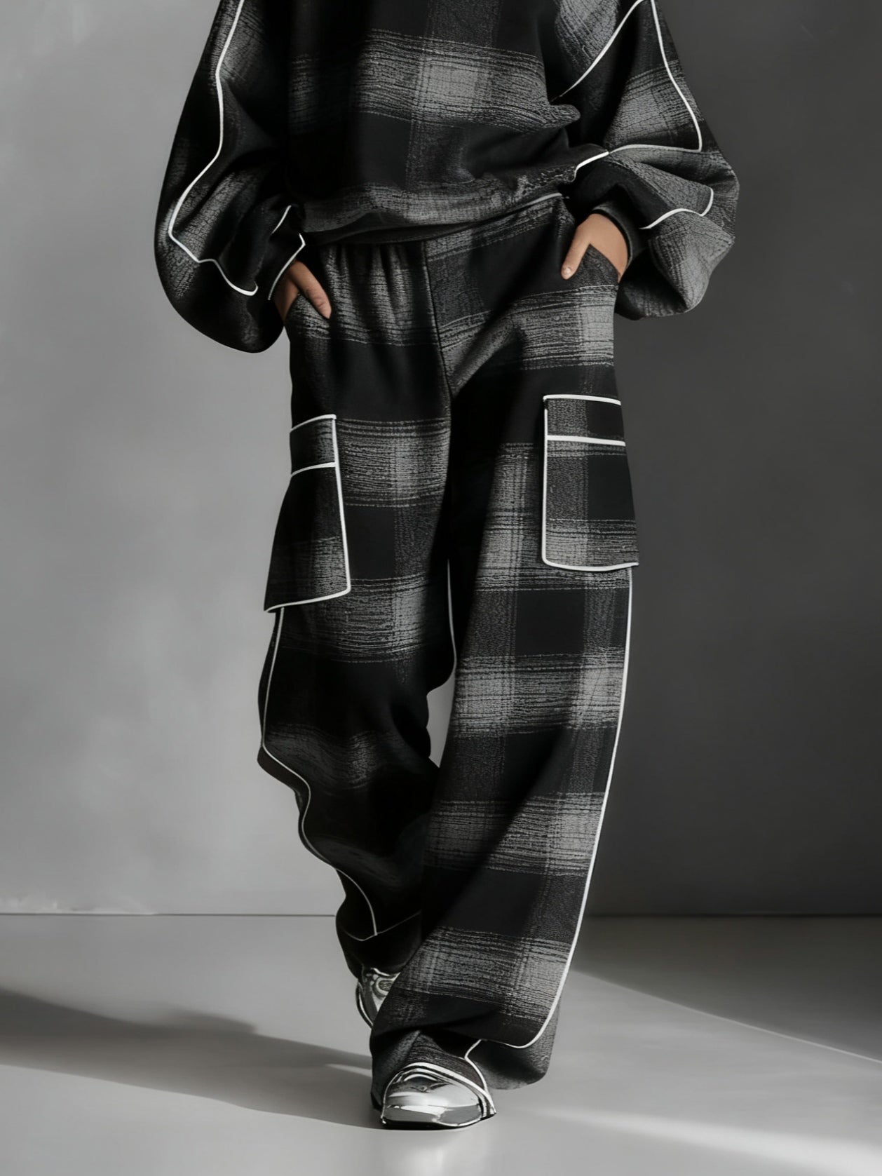 Sudadera a rayas en negro y gris con pantalones casuales, conjunto de dos piezas