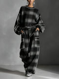 Sudadera a rayas en negro y gris con pantalones casuales, conjunto de dos piezas
